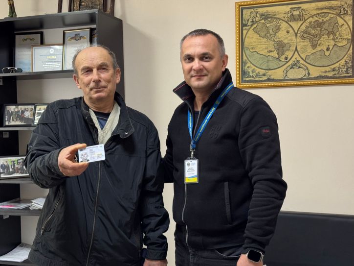 Документ, якого не було все життя: 65-річний Володимир отримав перший паспорт