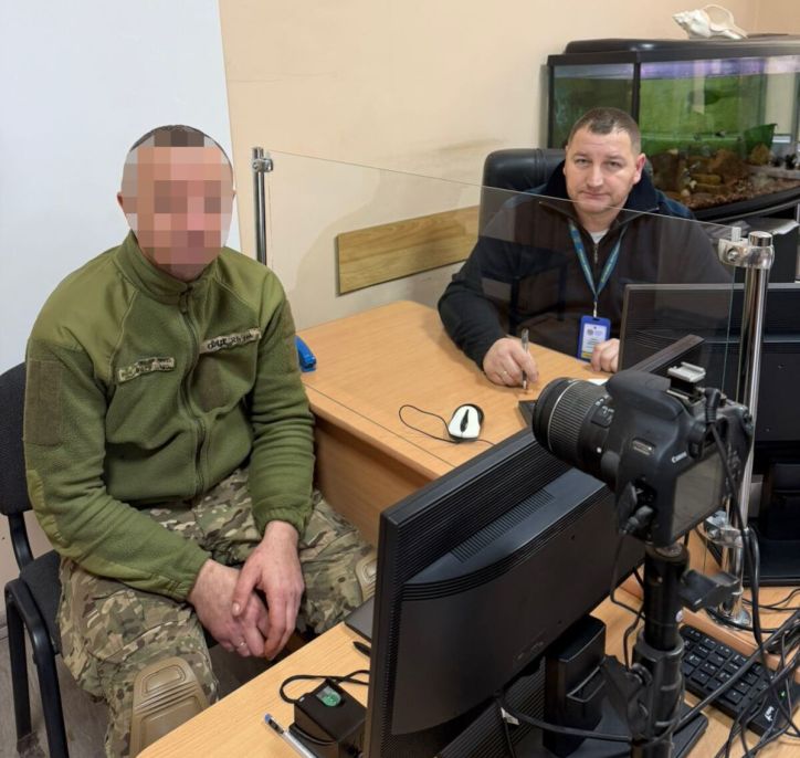 У Новоселиці оформили одночасно два паспорта військовослужбовцю