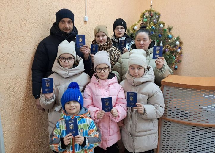 В Слов'янському відділі батьки отримали оформлені закордонні паспорти відразу для шістьох своїх дітей