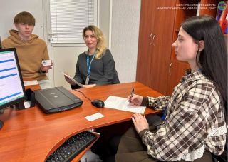 Підтвердити батьківство, щоб набути громадянство: історія Дениса