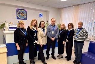 У цьому підрозділі міграційної служби традиційно отримує адміністративні послуги відомий футбольний фахівець і тренер Мирон Маркевич