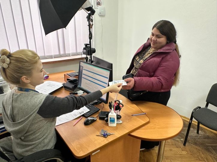 У Сваляві свій перший паспорт отримала 19-річна Раїса, ВПО з Харківщини