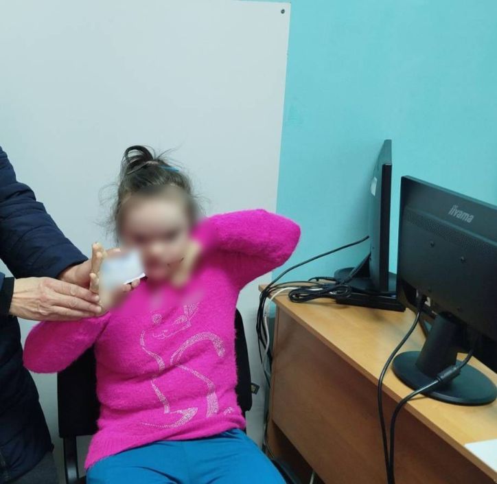 Безбар’єрність у дії: у Борзні 14-річна Каріна отримала свій перший паспорт громадянина України