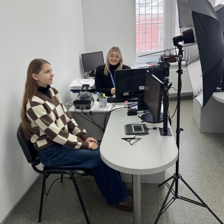 Самостійно та впевнено: оформлення закордонного паспорта у 14 років!