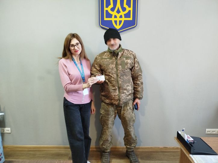 Міграційники Полтавщини допомогли військовослужбовцю відновити паспорт