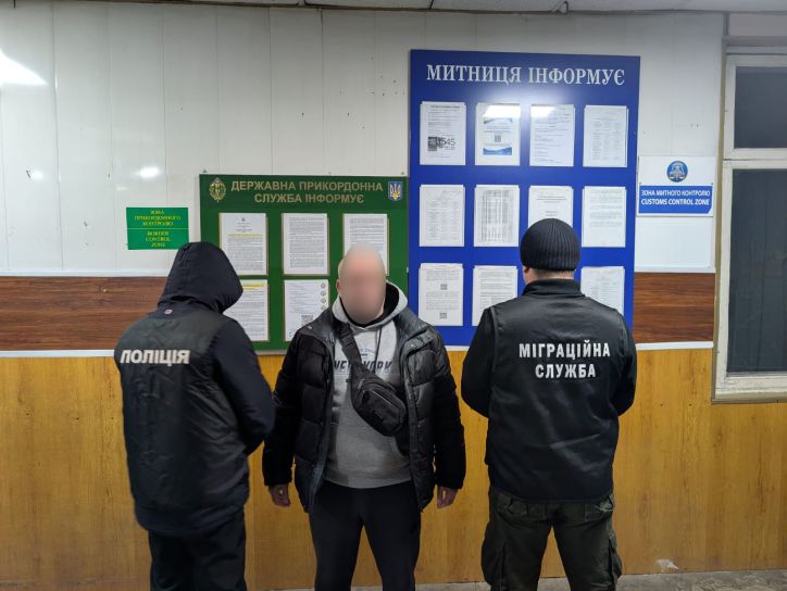 Ухилявся від виїзду: міграційники з Полтавщини видворили нелегального мігранта