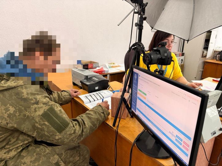 Ізмаїльський відділ Міграційної служби Одещини оформив ID-картки для військових Олександра, Івана та Богдана