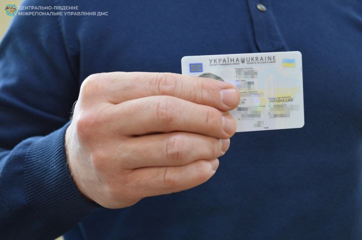 Безбар’єрні послуги: міграційники виїхали до лікарні для оформлення паспорта