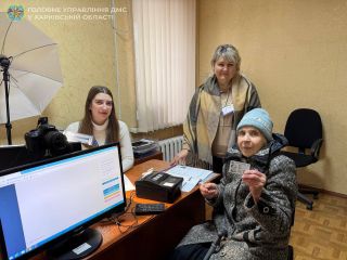 ID-картка у 84 роки: на Харківщині оформили сучасний паспорт літній жінці