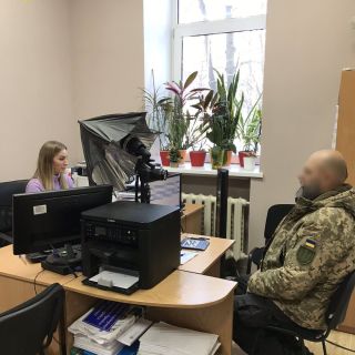 Ветеран війни звернувся до Броварського відділу ДМС для оформлення закордонного паспорта