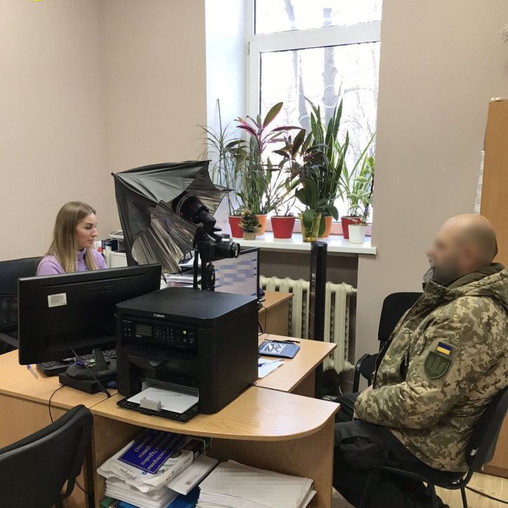 Ветеран війни звернувся до Броварського відділу ДМС для оформлення закордонного паспорта