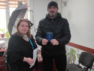 У Збаражі безоплатно оформили закордонний паспорт звільненому з полону захиснику