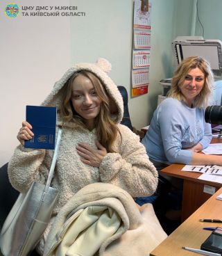 Співачка LELÉKА оформила закордонний паспорт у підрозділі ДМС у Києві