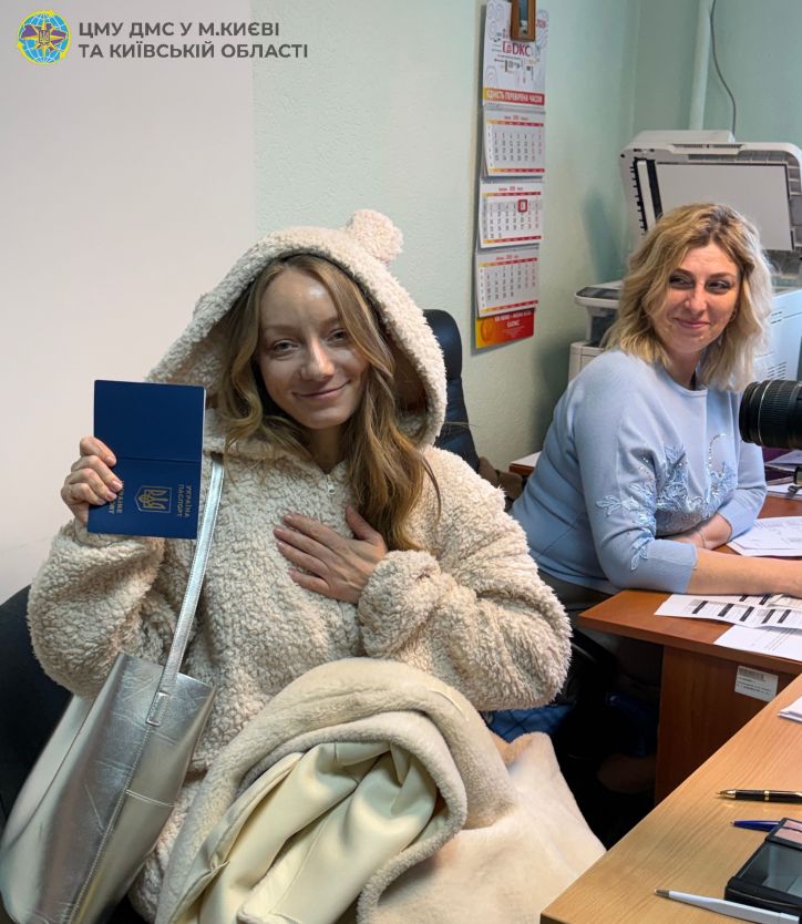 Співачка LELÉKА оформила закордонний паспорт у підрозділі ДМС у Києві