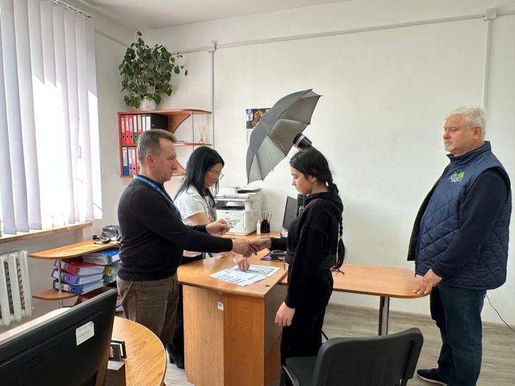 У Сваляві дівчині оформили перший паспорт громадянина України