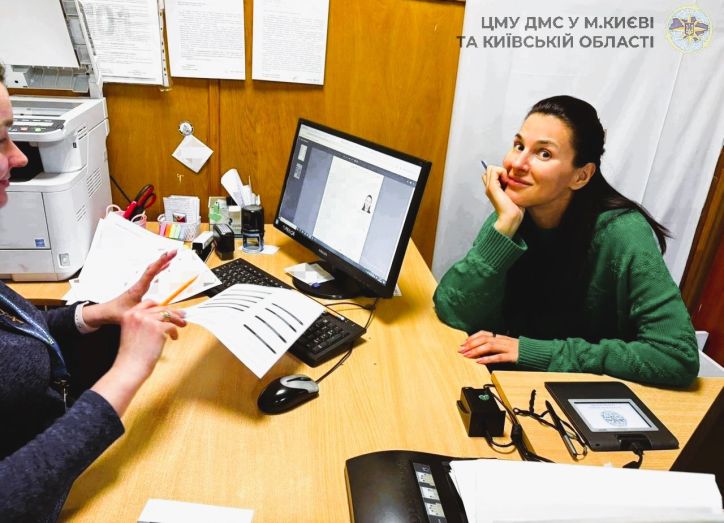 Марія Єфросиніна звернулася до Подільського відділу ДМС у Києві для оформлення закордонного паспорта