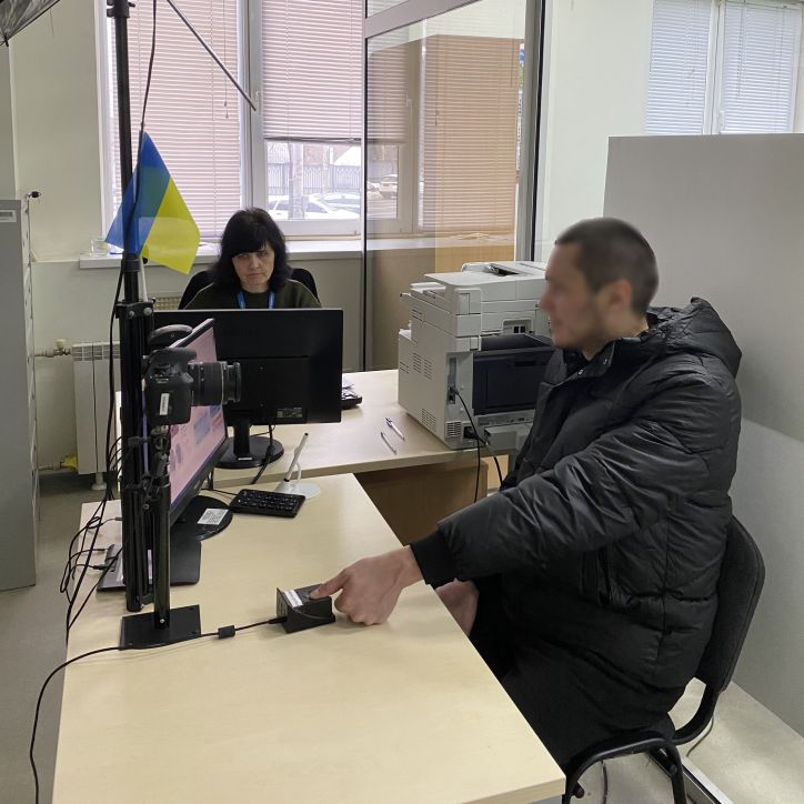 У Солом’янському відділі ДМС відновлено паспорт громадянина України військовослужбовцю, звільненому з полону