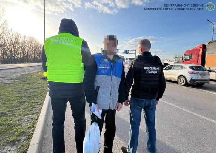 Перевищив строк і перебував без документів: з Кіровоградщини примусово видворено іноземця