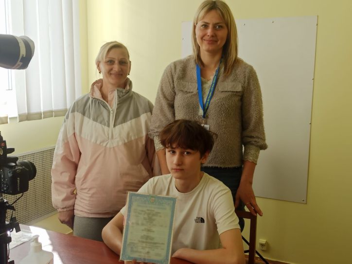 Перший паспорт у день народження