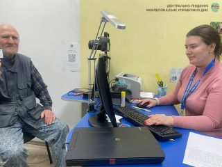 ID-картка у 82 роки: чоловік обрав сучасний документ