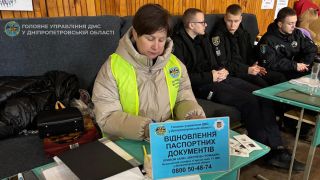 У Кривому Розі міграційники вкотре оперативно виїхали до штабу допомоги постраждалим внаслідок ракетного удару