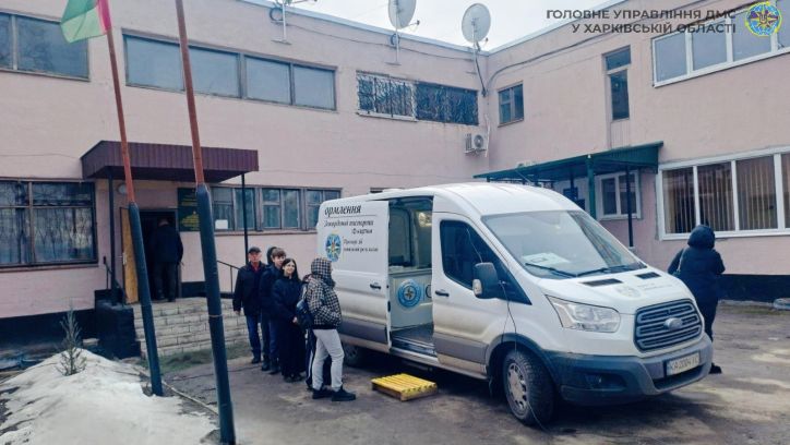 Мобільні підрозділи ДМС продовжують роботу на прифронтових територіях: за тиждень оформлено десятки паспортних документів