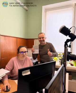 Віктор Павлик оформив паспорт громадянина України для виїзду за кордон у Дарницькому відділі ДМС у місті Києві