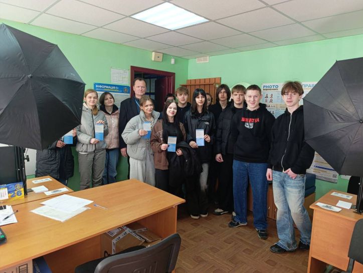 Профорієнтація в дії: ліцеїсти Бобровиці відвідали місцевий сектор міграційної служби