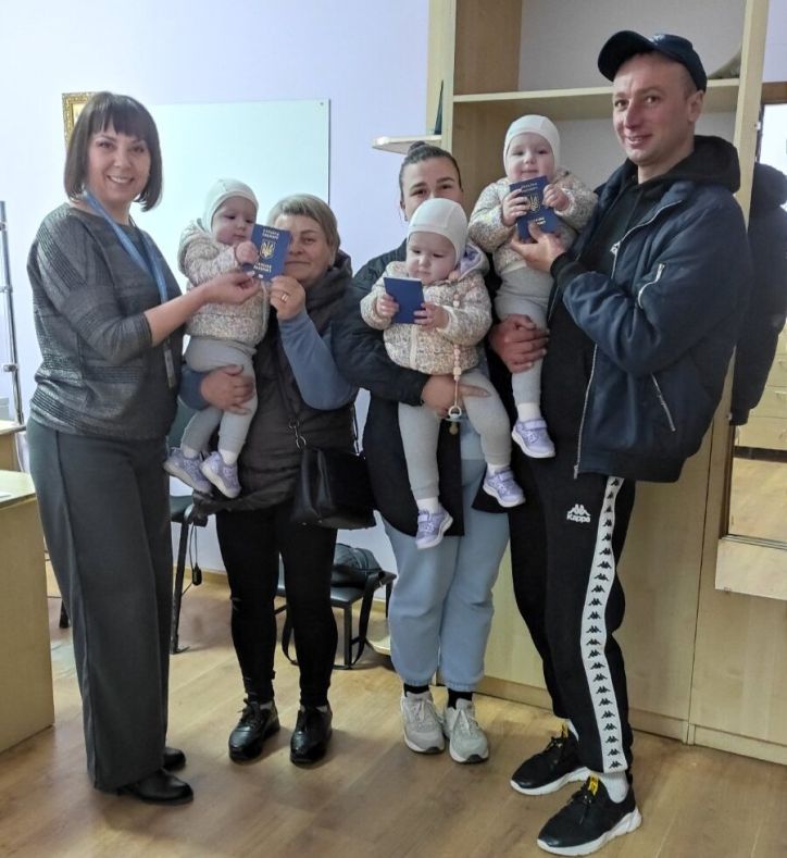 Перші паспорти для маленьких мандрівниць:  у Хотині видали документи для виїзду за кордон трійнятам