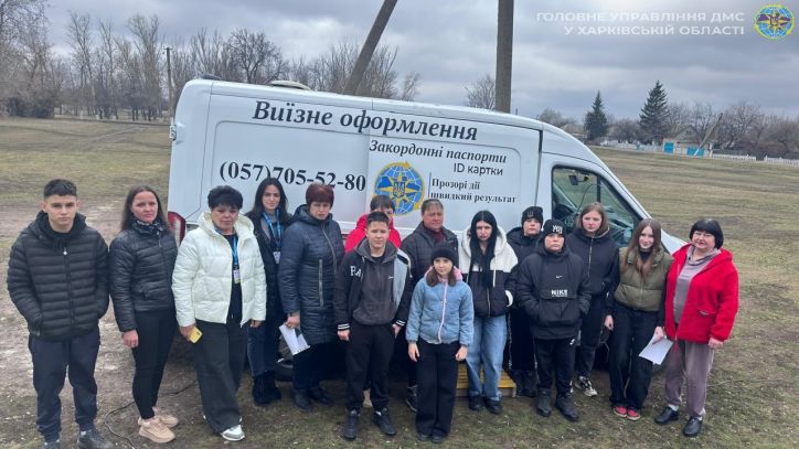 Мобільні групи ДМС забезпечують доступ до адмінпослуг у прифронтових громадах: підсумки тижня