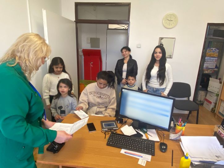 Чотири паспорти одночасно: в Ужгороді надали послуги багатодітній родині