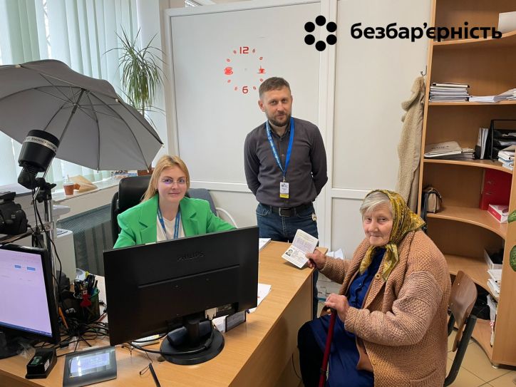 У 94 роки за новими враженнями: у Берегові оформили перший закордонний паспорт для довгожительки