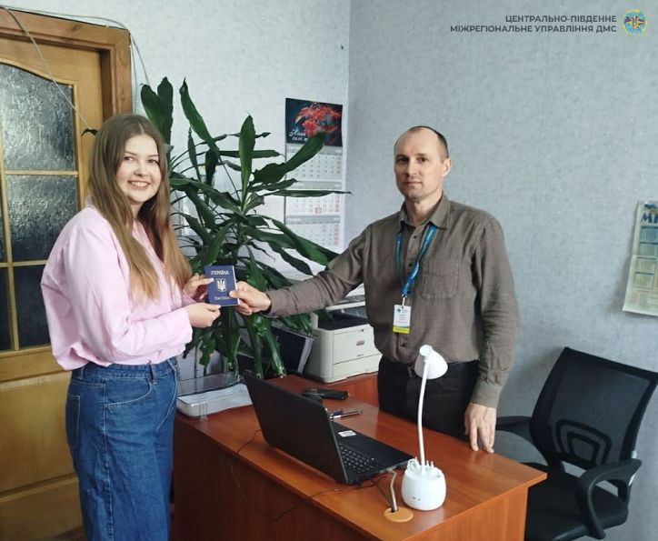 Поспішала на стажування: науковиці оперативно вклеїли фото до паспорта