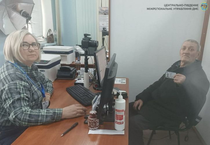 Через одну літеру жителю Черкащини довелося обміняти паспорт