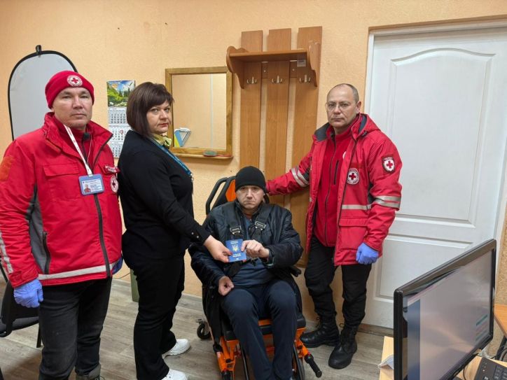 Не забобони, а людяність: як у п’ятницю 13-го оформили закордонний паспорт