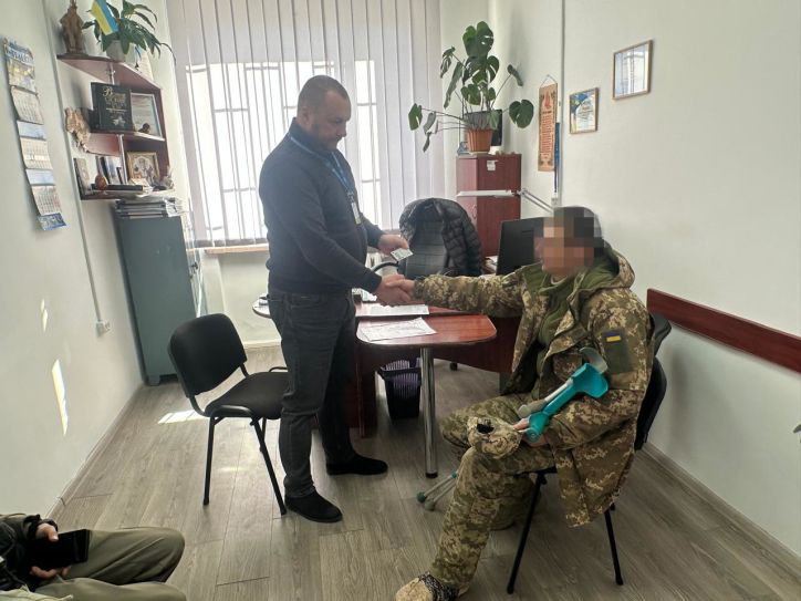 У Свалявському відділі військовий отримав нову ID-карту замість пошкодженого паспорта-книжечки