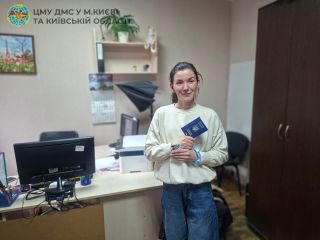 Єдність родини та держави: в Ірпені жінка оформила паспорти після відновлення громадянства України