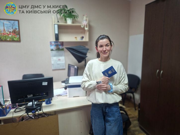 Єдність родини та держави: в Ірпені жінка оформила паспорти після відновлення громадянства України
