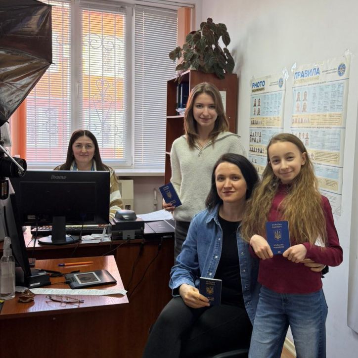Комплексна послуга за один візит: 5 паспортів для родини!