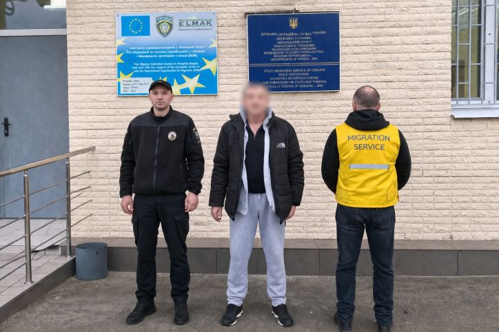 П’ять років без права в’їзду: із Запоріжжя міграційна служба видворили порушника-іноземця