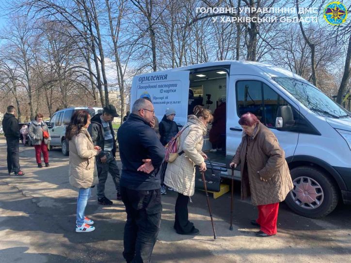 Мобільні підрозділи ДМС продовжують документування громадян на прифронтових територіях