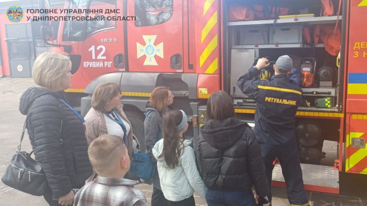 Рятувальники ДСНС України провели з працівниками ДМС навчання щодо використання спеціальної техніки