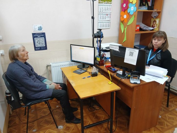 Іноді за звичайним зверненням до міграційної служби стоїть ціла епоха життя