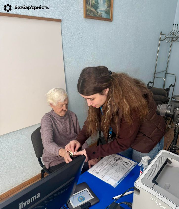 Хмельниччина без бар'єрів: ID-картка для 91-річної переселенки з Донеччини!