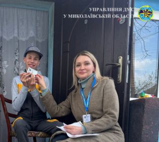 Паспорт, що долає відстані: у Миколаївській області документ вручили дитині вдома