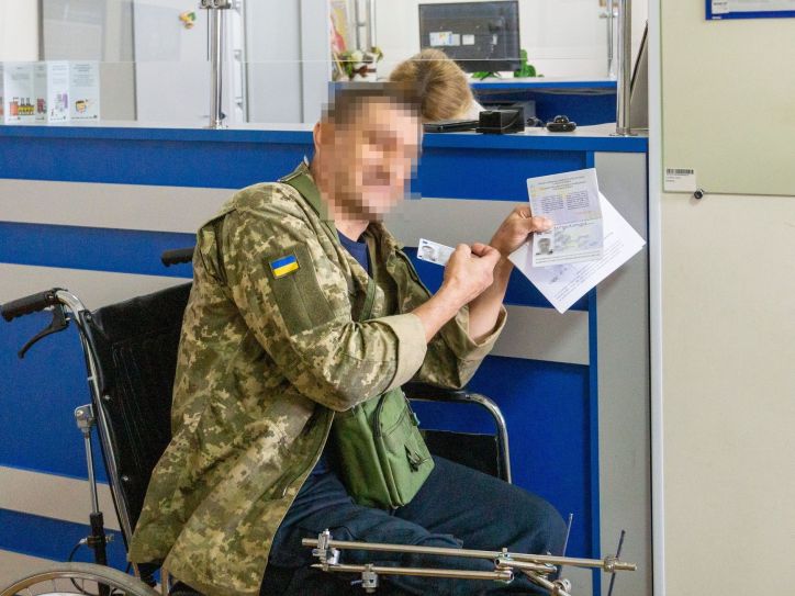 За 7 днів – два паспорти: поранений захисник вирушить на лікування за кордон