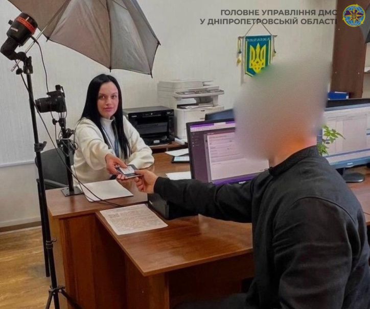 На Дніпропетровщині вручили паспорти військовому, який набув громадянства України