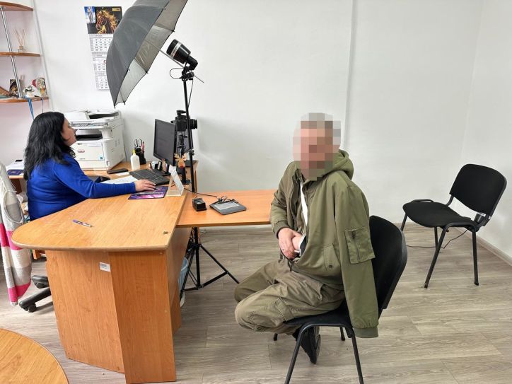 У Свалявському відділі ДМС відновили паспорт захиснику, який втратив документ на фронті