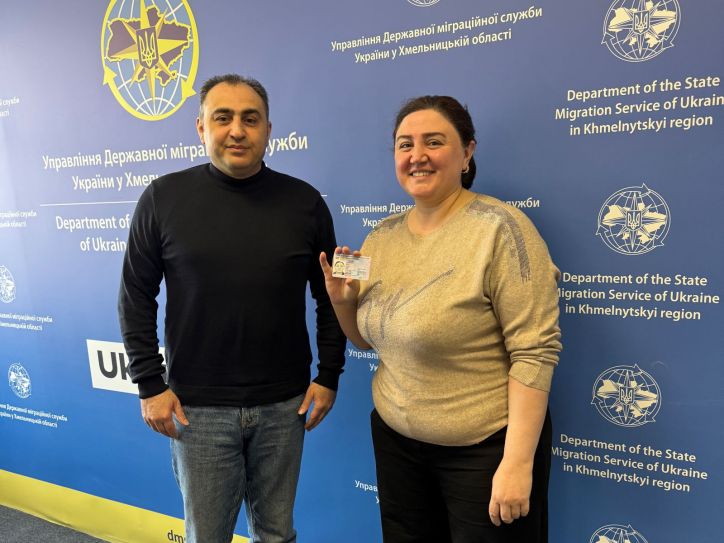 Міграційники Хмельниччини документували посвідкою на тимчасове проживання переможницю «Битви екстрасенсів