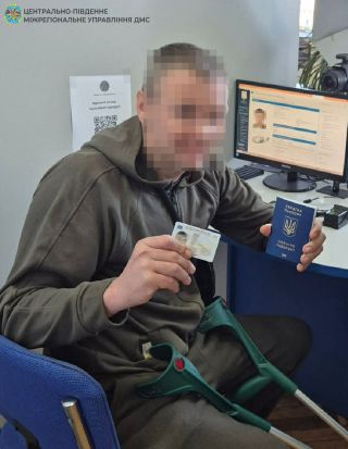 Пораненому військовослужбовцю відновили документи під час лікування